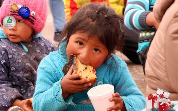 Clínica Americana lleva Más Amor en Navidad a niños de Chilahuito