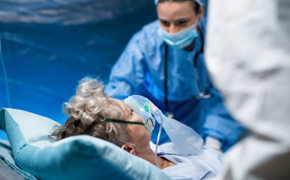 COVID-19 no nos vence: AdventHealth dona un ventilador mecánico a la clínica