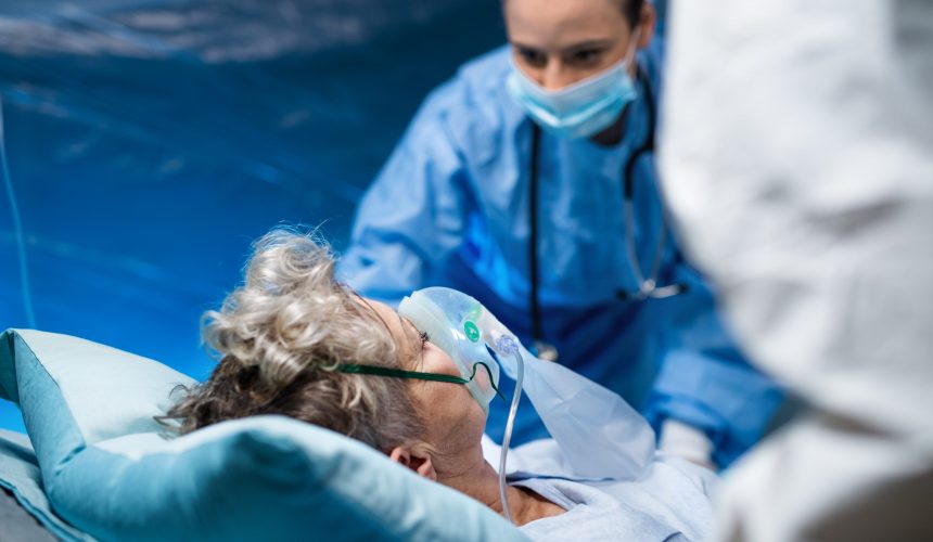infected-patient-in-quarantine-lying-in-bed-in-hos-YYJFC83-min COVID-19 no nos vence: AdventHealth dona un ventilador mecánico a la clínica