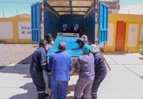 La Clínica Americana de Juliaca entregó camas eléctricas hospitalarias para la lucha contra el Covid-19